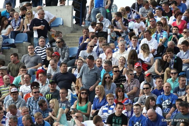 Pewne zwycięstwo Byków (dużo zdjęć kibiców)