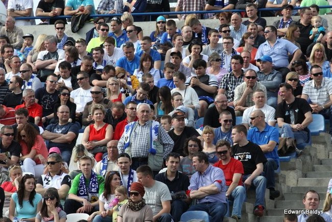 Pewne zwycięstwo Byków (dużo zdjęć kibiców)
