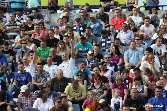 Pewne zwycięstwo Byków (dużo zdjęć kibiców)