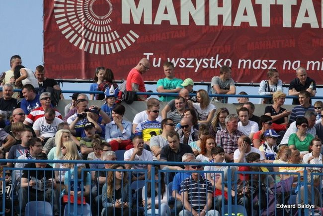 Pewne zwycięstwo Byków (dużo zdjęć kibiców)