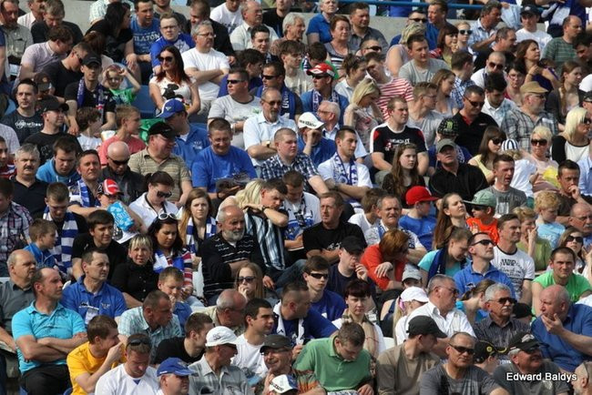 Pewne zwycięstwo Byków (dużo zdjęć kibiców)
