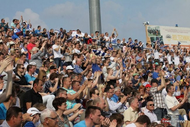 Pewne zwycięstwo Byków (dużo zdjęć kibiców)