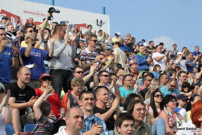 Pewne zwycięstwo Byków (dużo zdjęć kibiców)