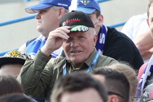 Pewne zwycięstwo Byków (dużo zdjęć kibiców)