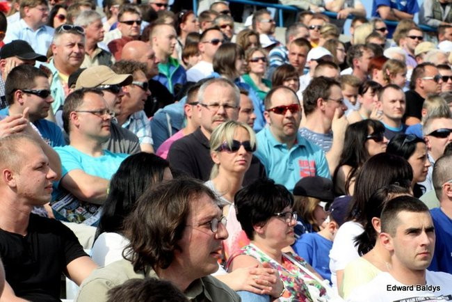 Pewne zwycięstwo Byków (dużo zdjęć kibiców)