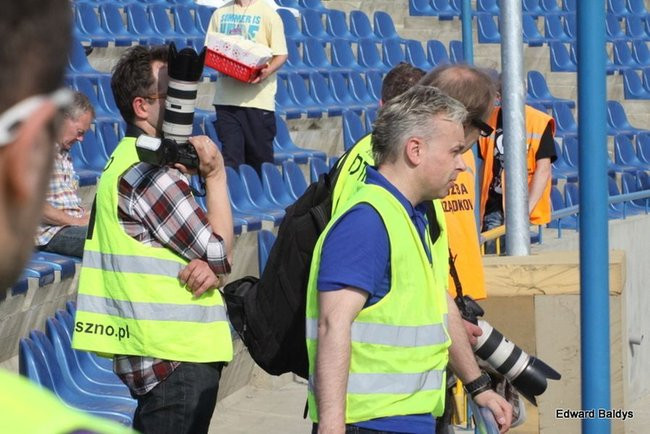 Pewne zwycięstwo Byków (dużo zdjęć kibiców)