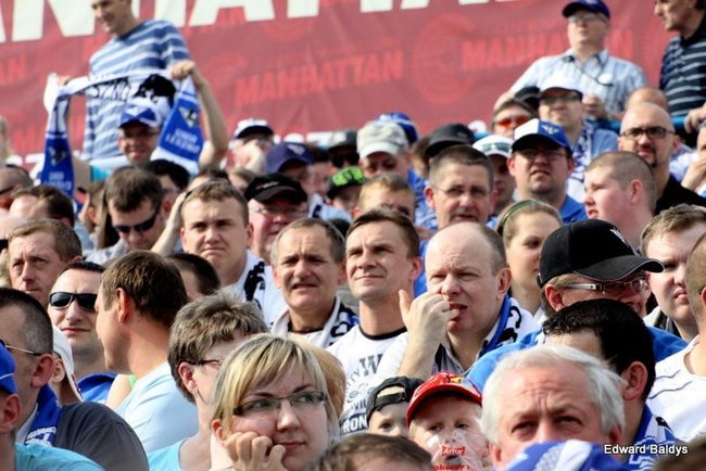 Pewne zwycięstwo Byków (dużo zdjęć kibiców)