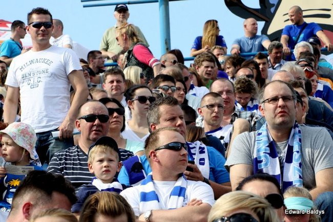 Pewne zwycięstwo Byków (dużo zdjęć kibiców)