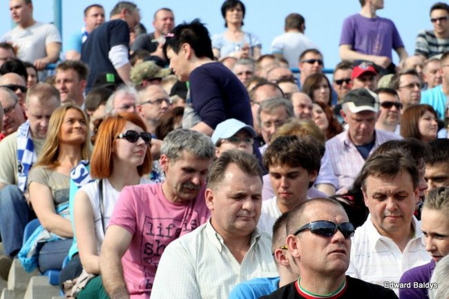 Pewne zwycięstwo Byków (dużo zdjęć kibiców)