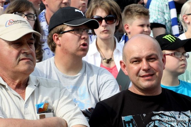 Pewne zwycięstwo Byków (dużo zdjęć kibiców)