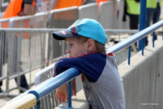 Pewne zwycięstwo Byków (dużo zdjęć kibiców)