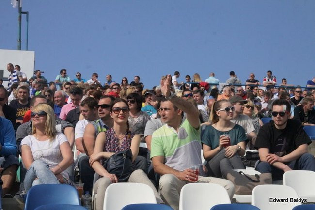 Pewne zwycięstwo Byków (dużo zdjęć kibiców)