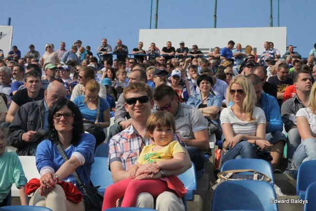 Pewne zwycięstwo Byków (dużo zdjęć kibiców)