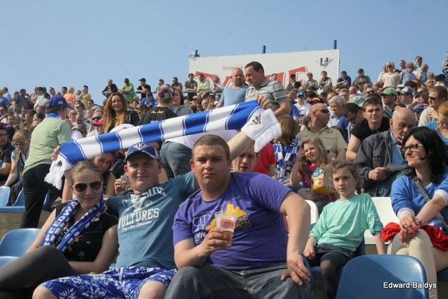 Pewne zwycięstwo Byków (dużo zdjęć kibiców)