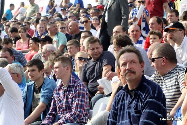 Pewne zwycięstwo Byków (dużo zdjęć kibiców)