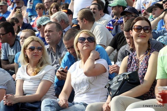 Pewne zwycięstwo Byków (dużo zdjęć kibiców)