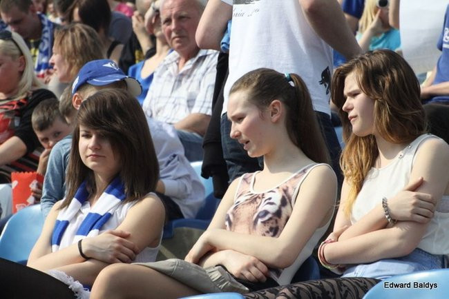 Pewne zwycięstwo Byków (dużo zdjęć kibiców)