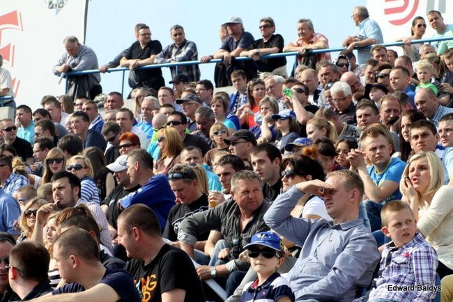 Pewne zwycięstwo Byków (dużo zdjęć kibiców)