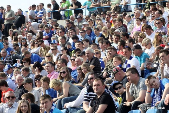 Pewne zwycięstwo Byków (dużo zdjęć kibiców)