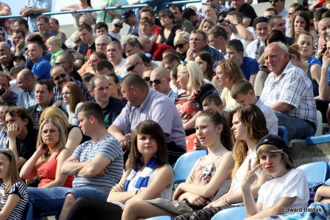 Pewne zwycięstwo Byków (dużo zdjęć kibiców)