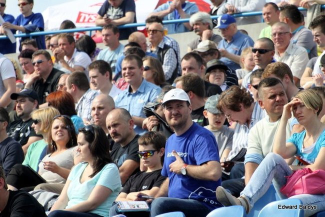 Pewne zwycięstwo Byków (dużo zdjęć kibiców)