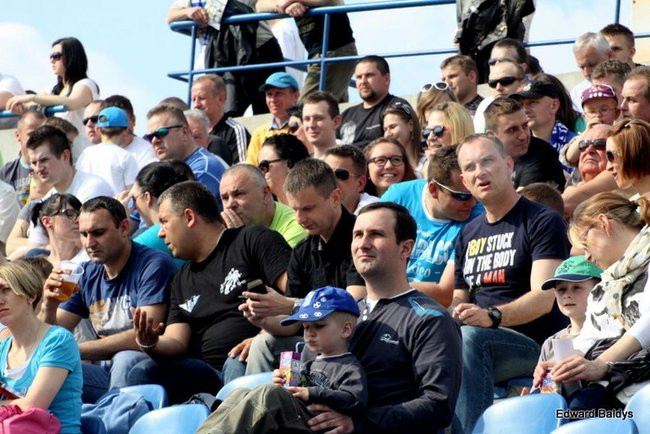 Pewne zwycięstwo Byków (dużo zdjęć kibiców)