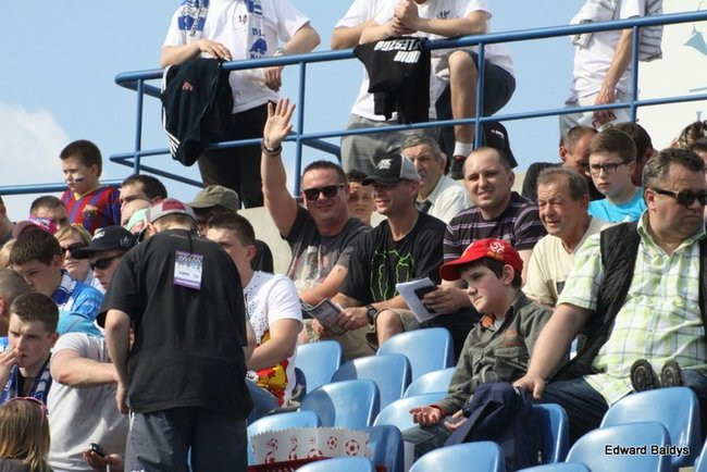 Pewne zwycięstwo Byków (dużo zdjęć kibiców)