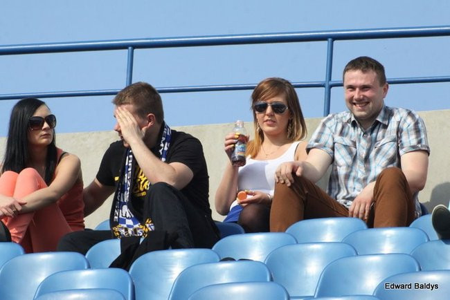 Pewne zwycięstwo Byków (dużo zdjęć kibiców)
