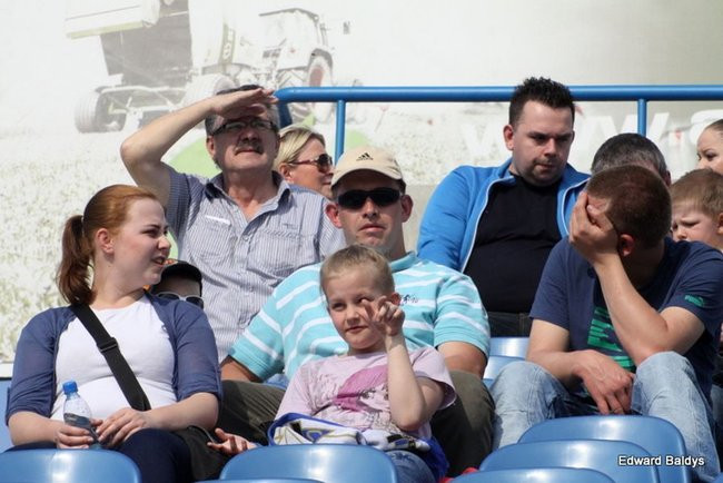 Pewne zwycięstwo Byków (dużo zdjęć kibiców)