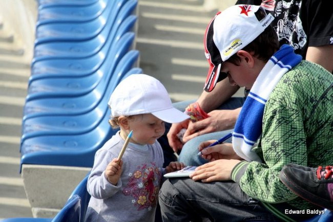 Pewne zwycięstwo Byków (dużo zdjęć kibiców)