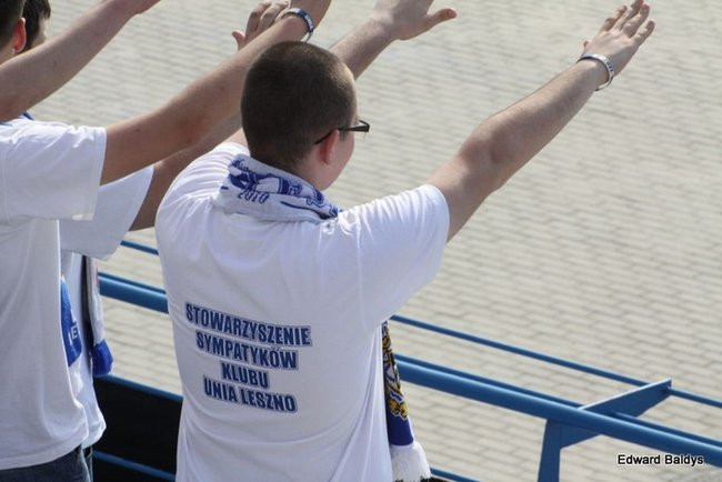 Pewne zwycięstwo Byków (dużo zdjęć kibiców)