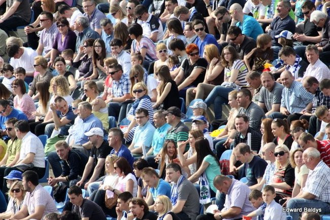 Pewne zwycięstwo Byków (dużo zdjęć kibiców)