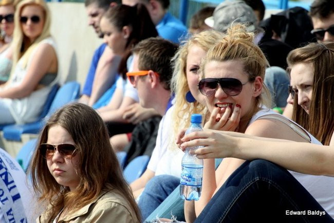 Pewne zwycięstwo Byków (dużo zdjęć kibiców)