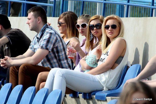 Pewne zwycięstwo Byków (dużo zdjęć kibiców)