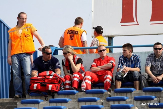 Pewne zwycięstwo Byków (dużo zdjęć kibiców)