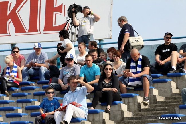 Pewne zwycięstwo Byków (dużo zdjęć kibiców)