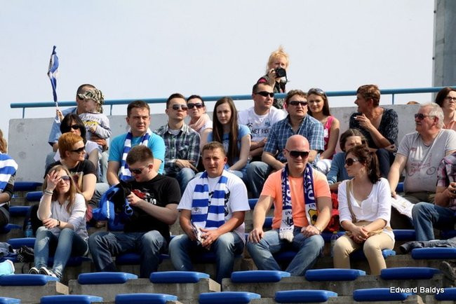 Pewne zwycięstwo Byków (dużo zdjęć kibiców)