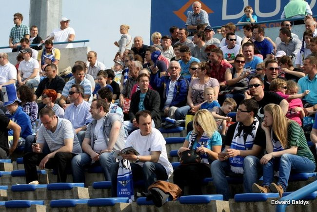 Pewne zwycięstwo Byków (dużo zdjęć kibiców)