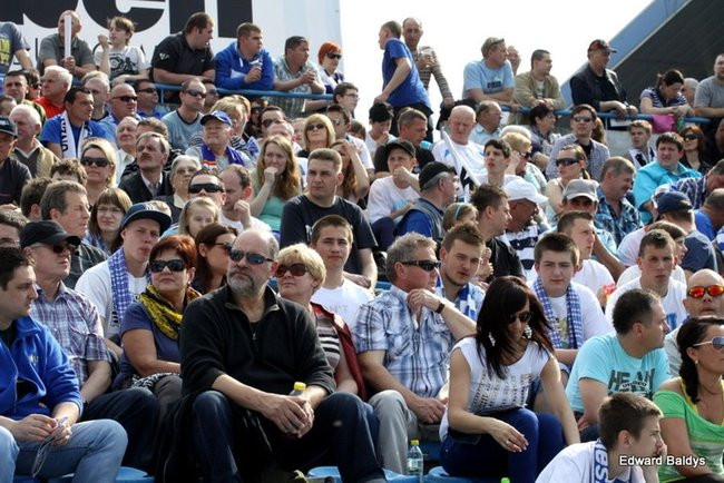 Pewne zwycięstwo Byków (dużo zdjęć kibiców)