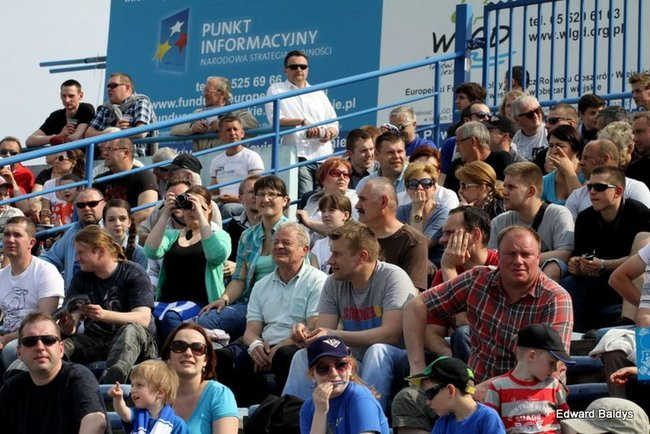 Pewne zwycięstwo Byków (dużo zdjęć kibiców)