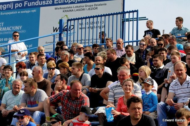 Pewne zwycięstwo Byków (dużo zdjęć kibiców)