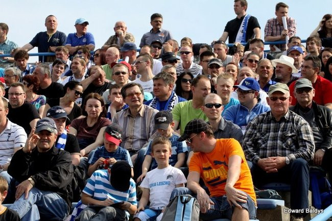 Pewne zwycięstwo Byków (dużo zdjęć kibiców)