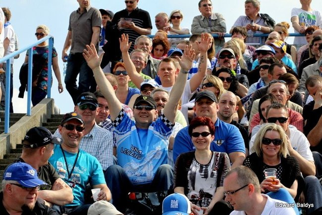 Pewne zwycięstwo Byków (dużo zdjęć kibiców)