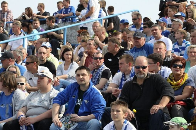 Pewne zwycięstwo Byków (dużo zdjęć kibiców)