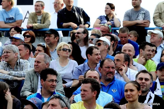Pewne zwycięstwo Byków (dużo zdjęć kibiców)