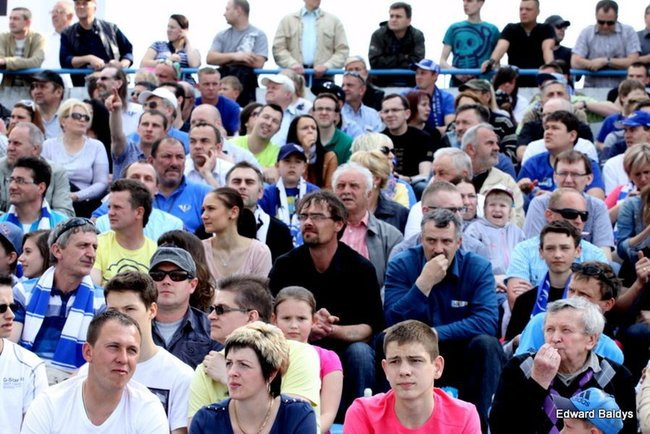 Pewne zwycięstwo Byków (dużo zdjęć kibiców)