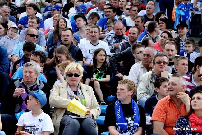 Pewne zwycięstwo Byków (dużo zdjęć kibiców)