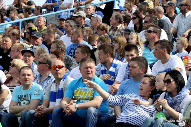 Pewne zwycięstwo Byków (dużo zdjęć kibiców)