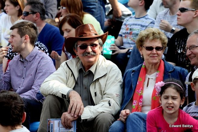 Pewne zwycięstwo Byków (dużo zdjęć kibiców)