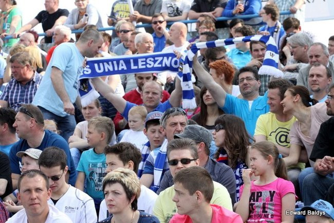 Pewne zwycięstwo Byków (dużo zdjęć kibiców)